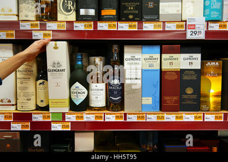 Boxen mit Flaschen Whisky in einem shop Stockfoto