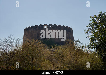 Stadtmauer von Jaigarh Fort auf der Oberseite Hill of Eagles in der Nähe von Jaipur, Rajasthan, Indien. Die Festung wurde von Jai Singh II gebaut. Stockfoto