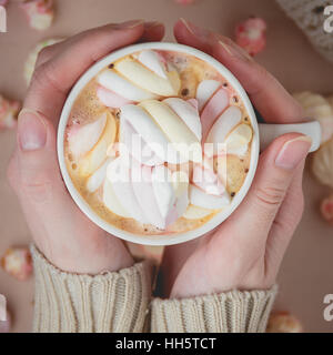 Frau mit Tasse heißen Kakao auf hölzernen Hintergrund Stockfoto