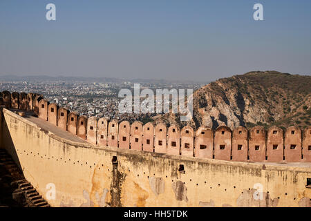 Stadtmauer von Jaigarh Fort auf der Oberseite Hill of Eagles in der Nähe von Jaipur, Rajasthan, Indien. Die Festung wurde von Jai Singh II gebaut. Stockfoto