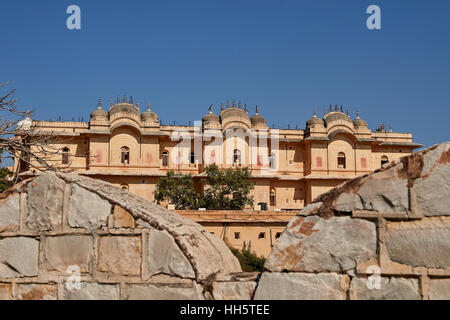 Amer Fort ist bekannt für seine künstlerischen Hindu Stilelemente. Mit seinen großen Wälle und Serie von Toren und gepflasterten Wege die für Stockfoto