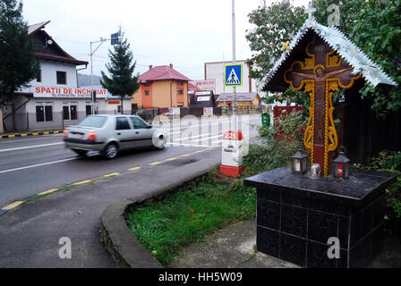 Gura Humorului Stadt, Bukowina, Rumänien. Ein hölzernes Kruzifix in Bulevardul Bucovina Straße. Stockfoto