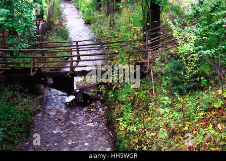 Gura Humorului Stadt, Bukowina, Rumänien. Eine kleine Woden Brücke in der Nähe von Kloster Voronet. Stockfoto