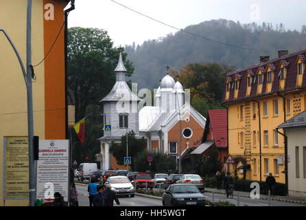 Gura Humorului Stadt, Bukowina, Rumänien. Kirche "St. Erzengel Michael und Gabriel" (Rumänisch: SF Arhangheli Mihail și Gawriil). Stockfoto