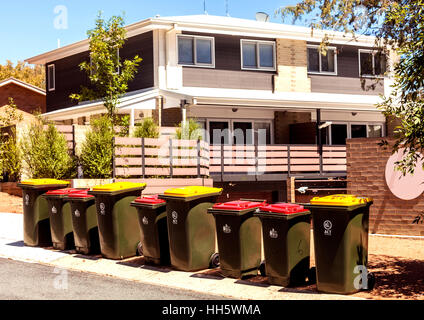 Behälter außen Wohnanlage in Canberra aufgereiht zu verschwenden Stockfoto