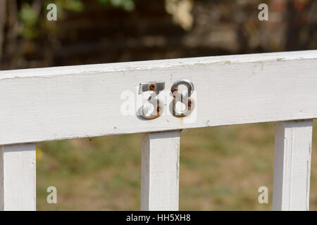 Haus Nummer 38 Zeichen am Holztor Stockfoto