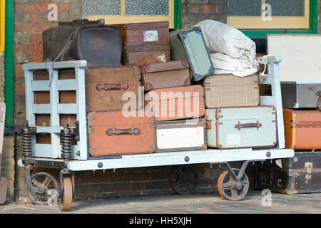 Vintage-Stil-Koffer Trolley auf Plattform Sheringham Bahnhof North Norfolk Railway, Sheringham, England Stockfoto