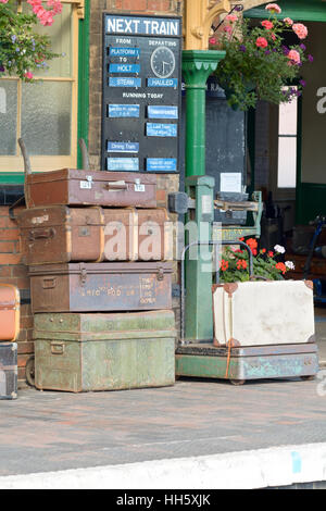 Vintage-Stil-Koffer Trolley auf Plattform Sheringham Bahnhof North Norfolk Railway, Sheringham, England Stockfoto