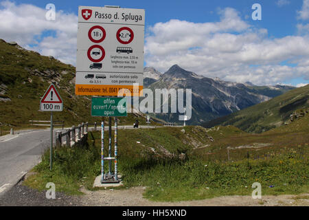 Verkehrszeichen auf den Splügenpass. Grenze zwischen Italien und der Schweiz Stockfoto