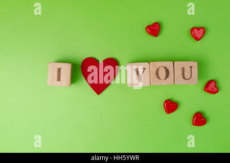 Valentine Herzen und rustikalen Alphabet blockiert diesen Zauberspruch, ich liebe dich auf grünen Hintergrund. Ansicht von oben. Platz für Text zu kopieren. Stockfoto