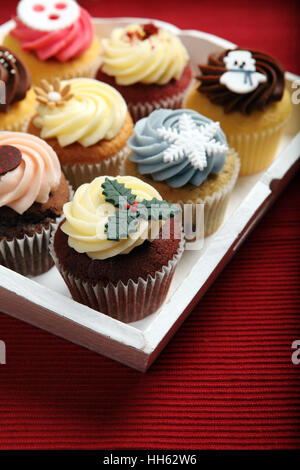 Foto von viele Cupcakes dekoriert für Weihnachten auf einem weißen Tablett. Fokus auf nächste Cupcake. Stockfoto