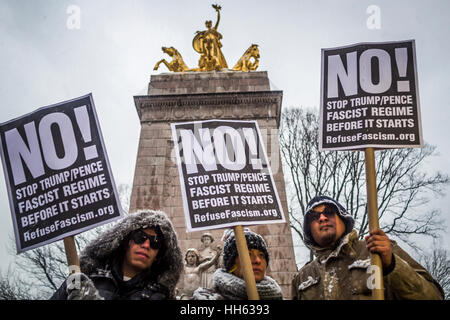 New York, USA. 14. Januar 2017. Dutzende von New Yorker protestieren unter der bundesweiten verweigern Faschismus Bewegung setzte ihre Monat-langen Reihe von Aktionen, die Trump/Pence-Verwaltung zu stoppen und marschierten von Columbus Circle, Trump Tower. Bildnachweis: Michael Nigro/Pacific Press/Alamy Live-Nachrichten Stockfoto