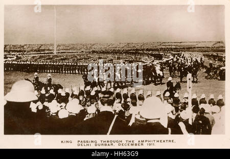 König Georg v. und Königin Mary in ihre Kutsche mit Pferden, die durch das Amphitheater während der Zeremonie der Krönung Durbar in Delhi, Indien, Dezember 1911. Stockfoto