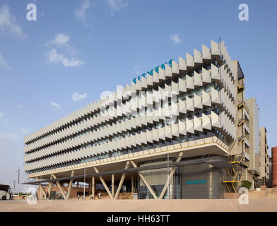 Schräge Ansicht in Richtung Haupteingang. Siemens Masdar, Abu Dhabi, Vereinigte Arabische Emirate. Architekt: Sheppard Robson, 2014. Stockfoto