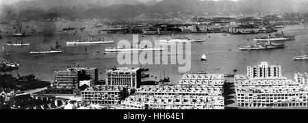 Blick auf den Hafen von Hongkong mit Schiffen und Gebäuden Stockfoto