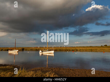 Zwei kleine Segelboote ankerten an Blakeney, Norfolk, England UK Stockfoto