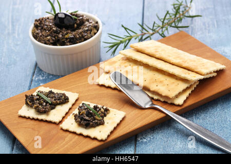 schwarze Oliven Tapenade mit Cracker Stockfoto