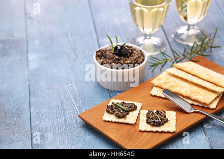 schwarze Oliven Tapenade mit Cracker Stockfoto