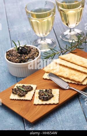 schwarze Oliven Tapenade mit Cracker Stockfoto