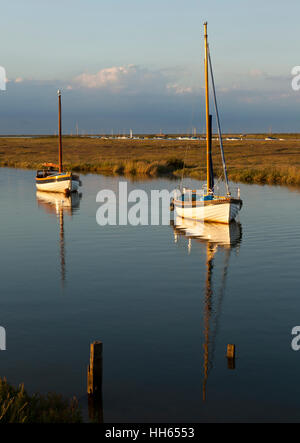 Zwei Boote vertäut am Blakeney, Norfolk, England UK Stockfoto