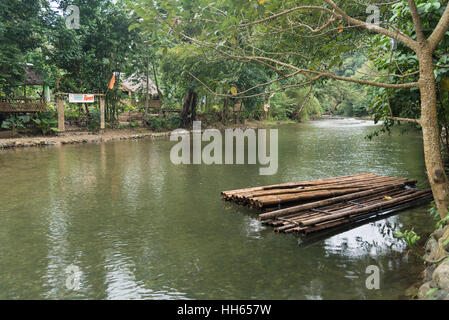 Bambus-Boot auf dem Fluss. Foto von Panay Island, Provinz Aklan, Visayas, Philippinen Stockfoto