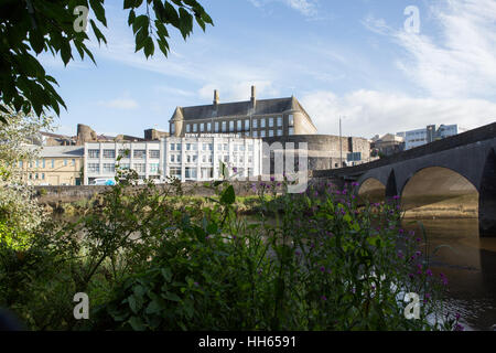 Der County Hall, Carmarthen, Schloss bleibt, Towy arbeitet und die Brücke von der South Bank der Tywi Fluss gesehen Stockfoto