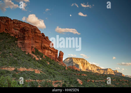 Mond- und Felsformationen, Secret Canyon, Coconino National Forest, in der Nähe von Sedona, Arizona USA Stockfoto