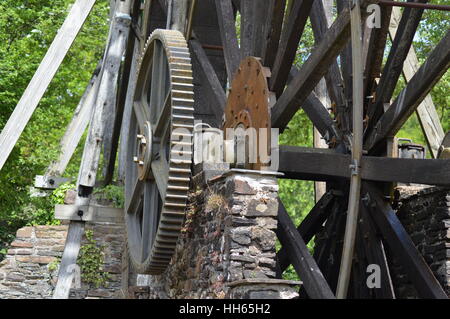 Funktionsweise von einem Wasserrad am Morwellham Quay Stockfoto