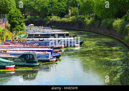 Festgemachten schmale Boote auf dem Grand Union canal Stockfoto