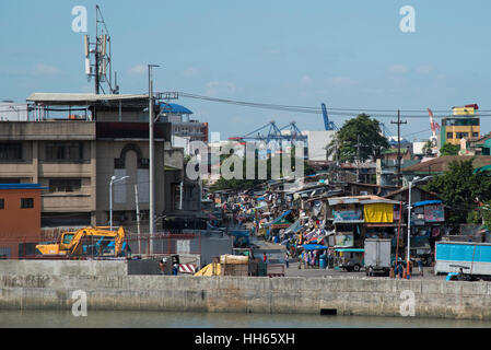Überfüllten Nachbarschaft neben Pasig River und Fort Santiago, in Manila, Philippinen Stockfoto