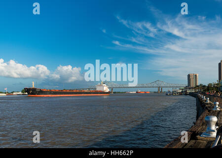 New Orleans, Louisiana, USA - 17. Juni 2014: Blick auf den Mississippi in New Orleans Flussufer mit Frachtschiffen, die Navigation in den Fluss. Stockfoto