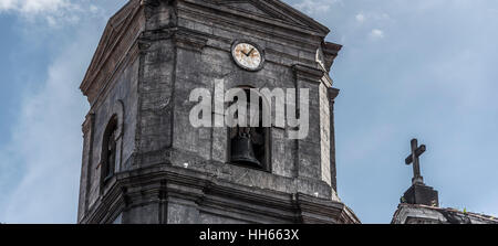 Glockenturm der Pfarrkirche San Augustin von Intramuros, Manila, Philippinen Stockfoto