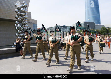 Bag-Pipers in Bilbao, in der Nähe von Museo Guggenheim Bilbao Stockfoto