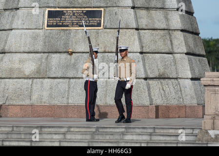 Shift verändert sich in Rizal Monument aus Luneta Park zu schützen. Manila, Philippinen Stockfoto