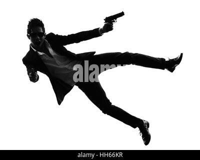 eine asiatische Amokläufer Killer springen, schießen in weißem Hintergrund Silhouette isoliert Stockfoto