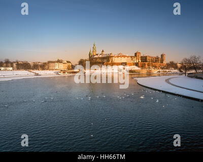 Königsschloss Wawel mit der Weichsel in der Winterzeit, Krakau - Polen Stockfoto