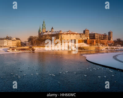 Königsschloss Wawel mit der Weichsel in der Winterzeit, Krakau - Polen Stockfoto
