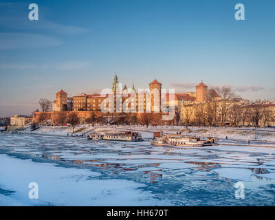Königsschloss Wawel in der Winterzeit mit Eisscholle an der Weichsel, Krakau - Polen Stockfoto
