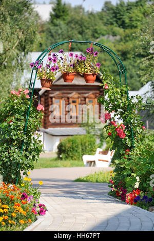 Garten-Bogen mit Blumen auf dem Gelände des Klosters Pokrowski (Fürbitte) in Susdal, Russland Stockfoto