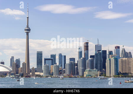 TORONTO, Kanada - 22. Juni 2014 - CN Tower und die Skyline-Blick aus dem Ontario-See an einem sonnigen Morgen Stockfoto