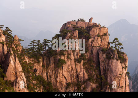 Sonnenaufgang von Lion Peak, Huangshan Mountain, China. Am frühen Morgensonne leuchtet die Klippen unten und Aussichtsplattform. Gebirge und Atmosphäre. Stockfoto