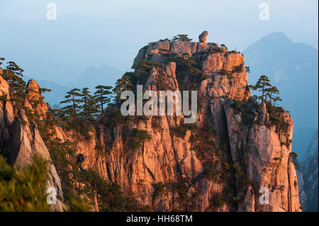 Sonnenaufgang von Lion Peak, Huangshan Mountain, China. Am frühen Morgensonne leuchtet die Klippen unten und Aussichtsplattform. Gebirge und Atmosphäre. Stockfoto