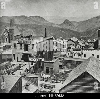 SIX Mile Canyon von C Street, Virginia City - Foto zeigt aus der Vogelperspektive von Kirche, Holz Shop, Hobeln, Fräsen, Schule und Häuser in Virginia City, Nevada. 1866 Stockfoto