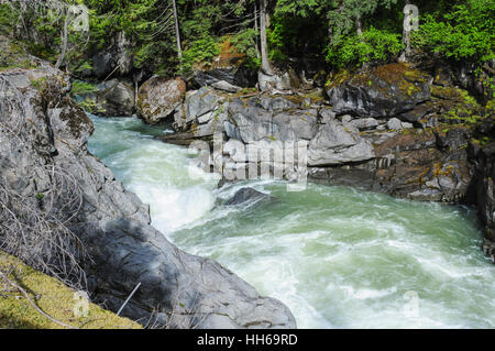 Wasserfall an einem sonnigen Tag. Nairn Falls Provincial Park, Britisch-Kolumbien, Kanada Stockfoto