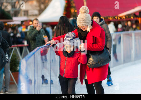 Berlin, Deutschland. 21. Dezember 2016. Kinder lernen, wie man auf die Eisfläche des skate die Eisbahn in einem Winter fair. Stockfoto