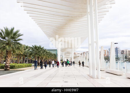 Malaga, Spanien. 18. Dezember 2016. Menschen zu Fuß entlang der Küstenlinie von Palmeral de Las Sorpresas (Hafen von Málaga) in Malaga, der modernen Struktur und Stockfoto