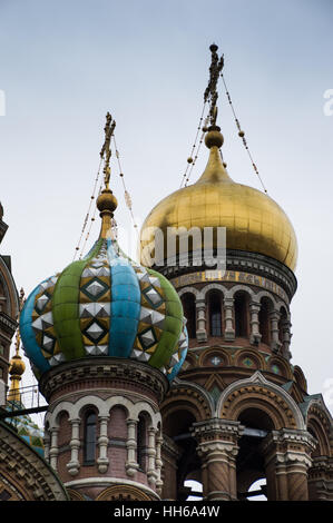 Nahaufnahme von gold, grün und Türkis Zwiebeltürme der russisch-orthodoxen Kirche, die Kirche Our Savior auf Auferstehungskirche Stockfoto