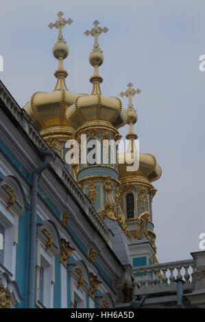 Nahaufnahme des goldenen Zwiebeltürmen und orthodoxe Kreuze von der Auferstehungskirche in blauen und weißen Katharinenpalast. Stockfoto