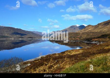 Loch Cluanie an einem klaren Frühlingstag mit Blick auf Glen Shiel in den westlichen Highlands von Schottland Stockfoto