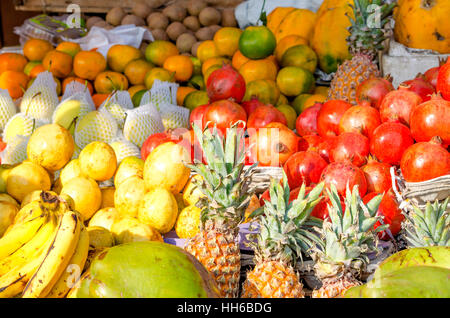 Eine Vielzahl von tropischen Früchten in den Markt, Obst, Lebensmittel, Ananas, Granatapfel, Bananen, Orangen, ein Dessert, Handel, Markt Stockfoto